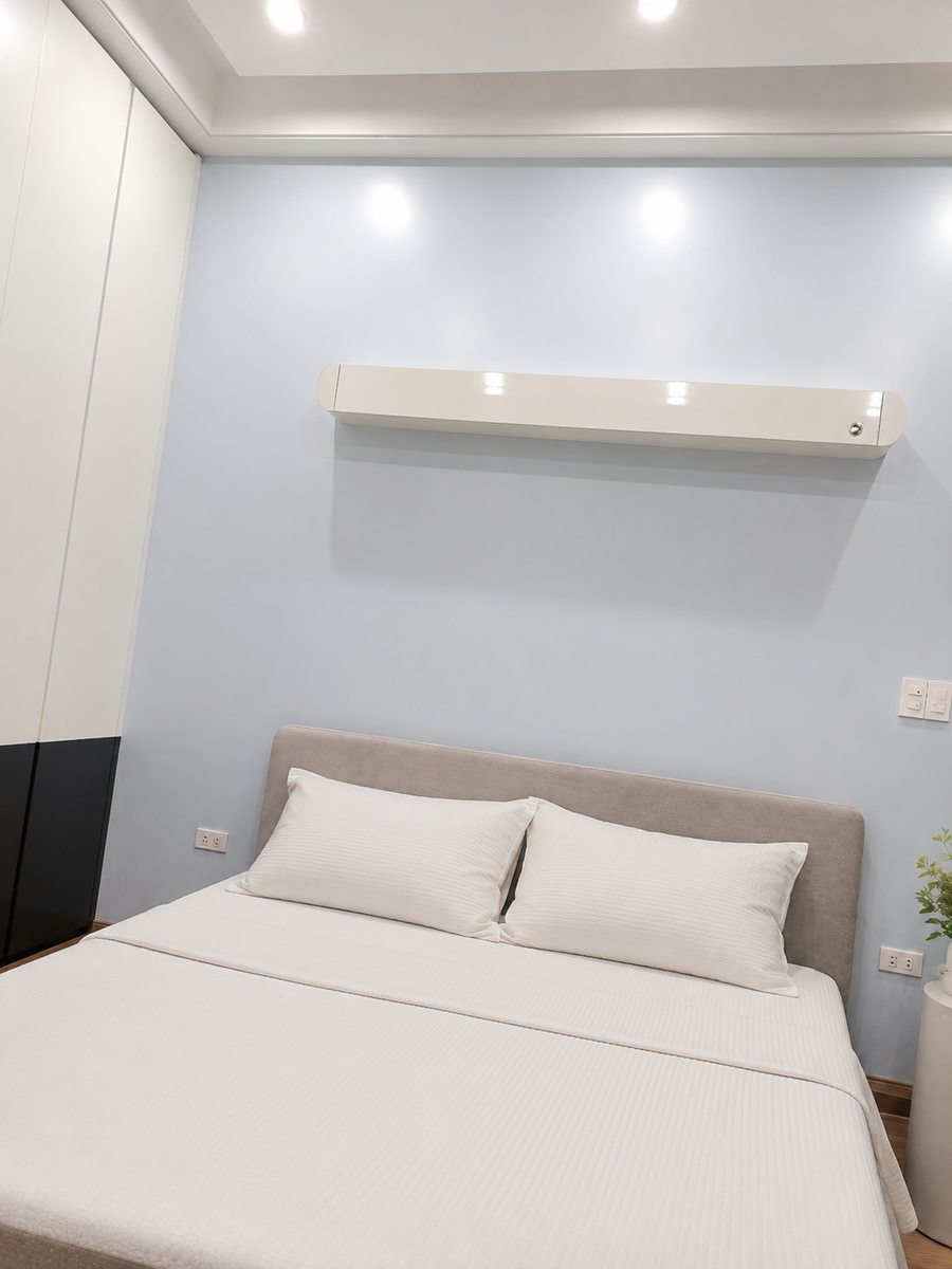 Màn hộp nhựa màu trắng lắp trong phòng ngủ hiện đại tường xanh nhạt