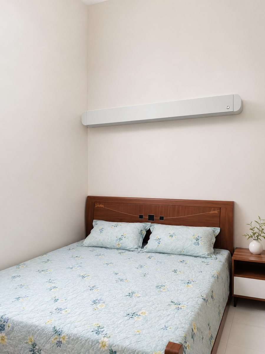 Màn hộp nhựa trắng gọn gàng phía trên giường gỗ